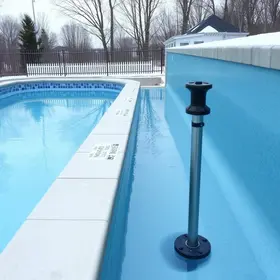Ele esvaziou sua piscina completamente antes do inverno, mas na manhã seguinte seu tanque não estava mais no mesmo nível que seu terraço